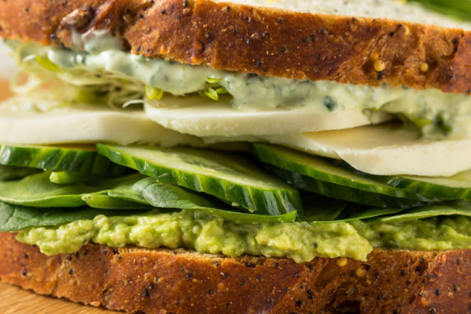 Ta zielona kanapka podbija internet – świeża, chrupiąca i gotowa w 10 minut