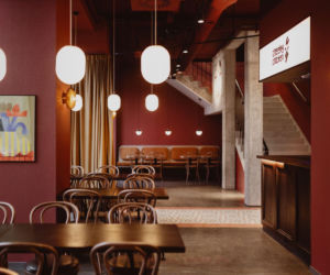 Secesja, parowozy i koktajle. Wnętrza nowego food hallu w historycznej kamienicy w centrum Poznania