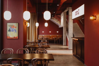 Secesja, parowozy i koktajle. Wnętrza nowego food hallu w historycznej kamienicy w centrum Poznania