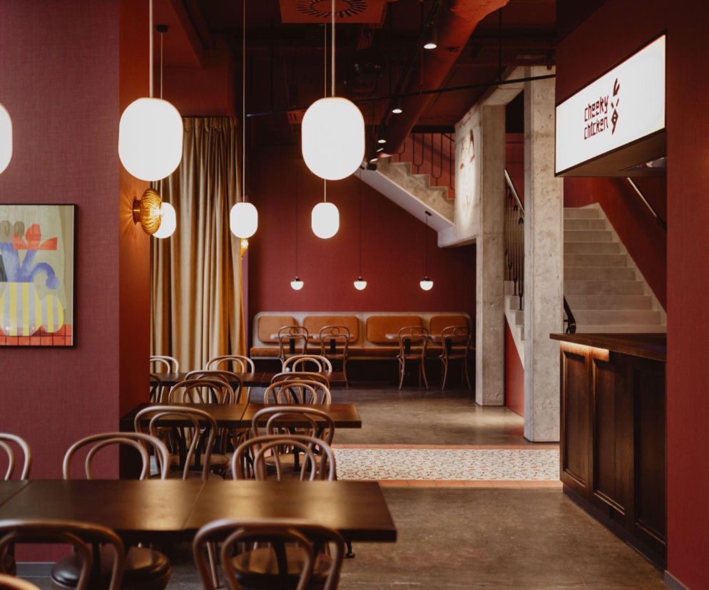 Secesja, parowozy i koktajle. Wnętrza nowego food hallu w historycznej kamienicy w centrum Poznania