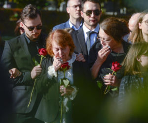 Iga Cembrzyńska na pogrzebie Janusza Kondratiuka