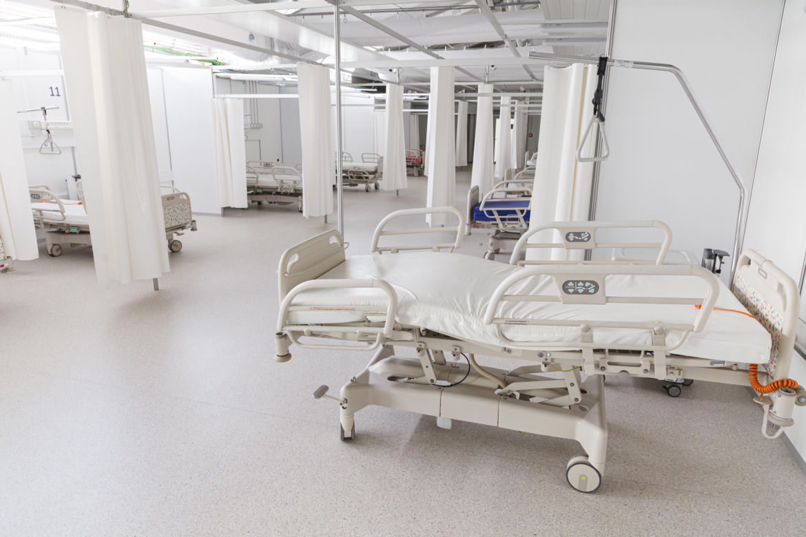 Szpital tymczasowy we Wrocławiu zaczyna przyjmować pierwszych pacjentów