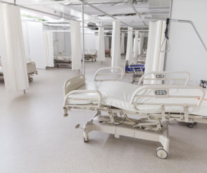 Szpital tymczasowy we Wrocławiu zaczyna przyjmować pierwszych pacjentów