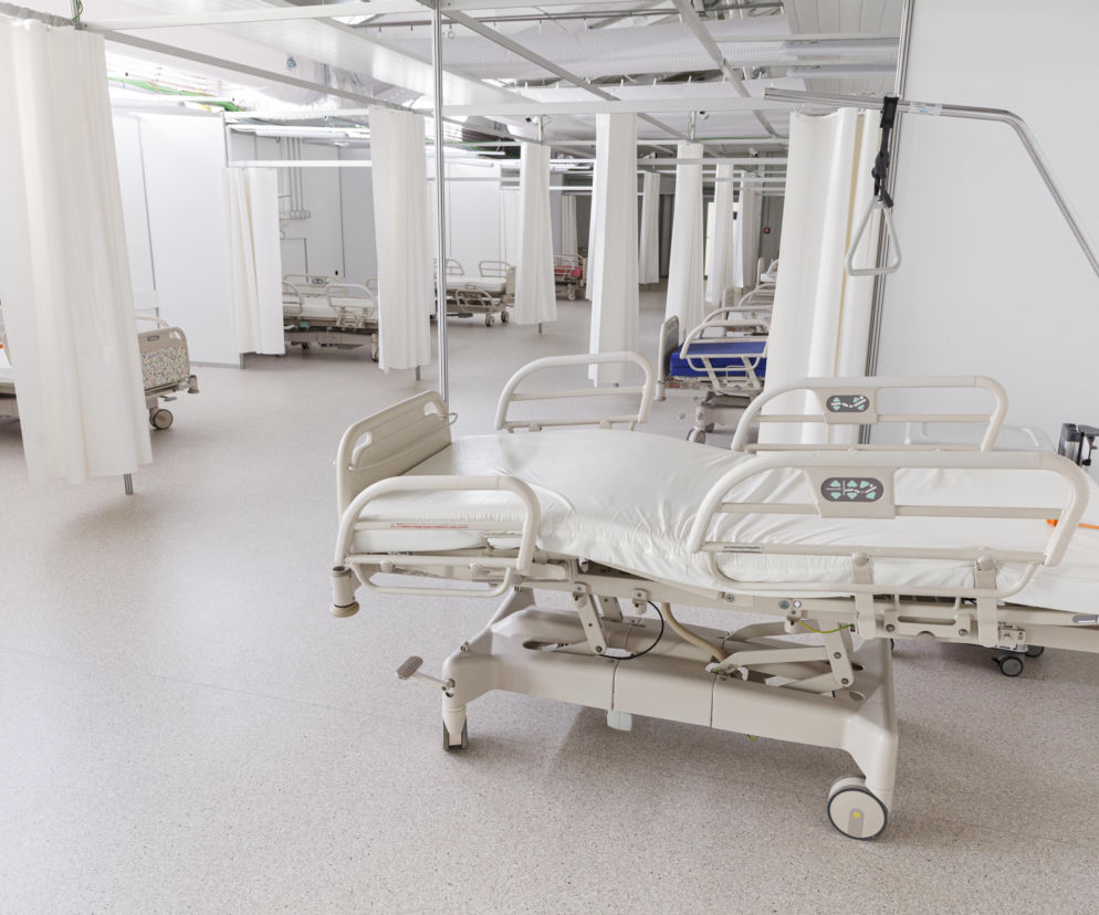Szpital tymczasowy we Wrocławiu zaczyna przyjmować pierwszych pacjentów