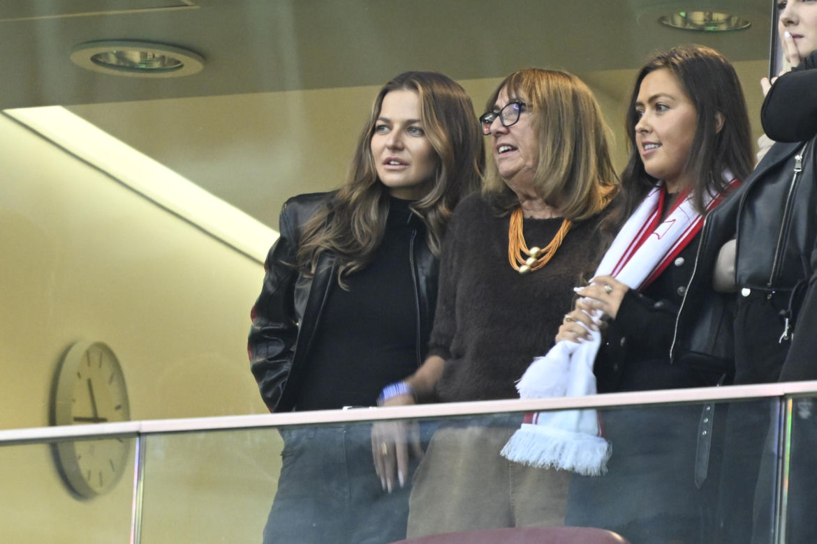 Anna Lewandowska z teściową i jej partnerem na meczu Polska - Bośnia