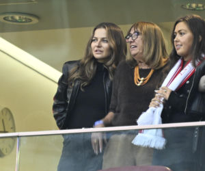 Anna Lewandowska z teściową i jej partnerem na meczu Polska - Bośnia