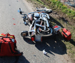 Niebezpieczny wypadek w Pomorskiem. 67-letni motocyklista zderzył się z dwoma autami