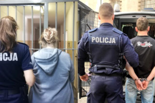 Oblali ofiarę trującą substancją i grozili, że podpalą! Makabryczne sceny w Ujściu