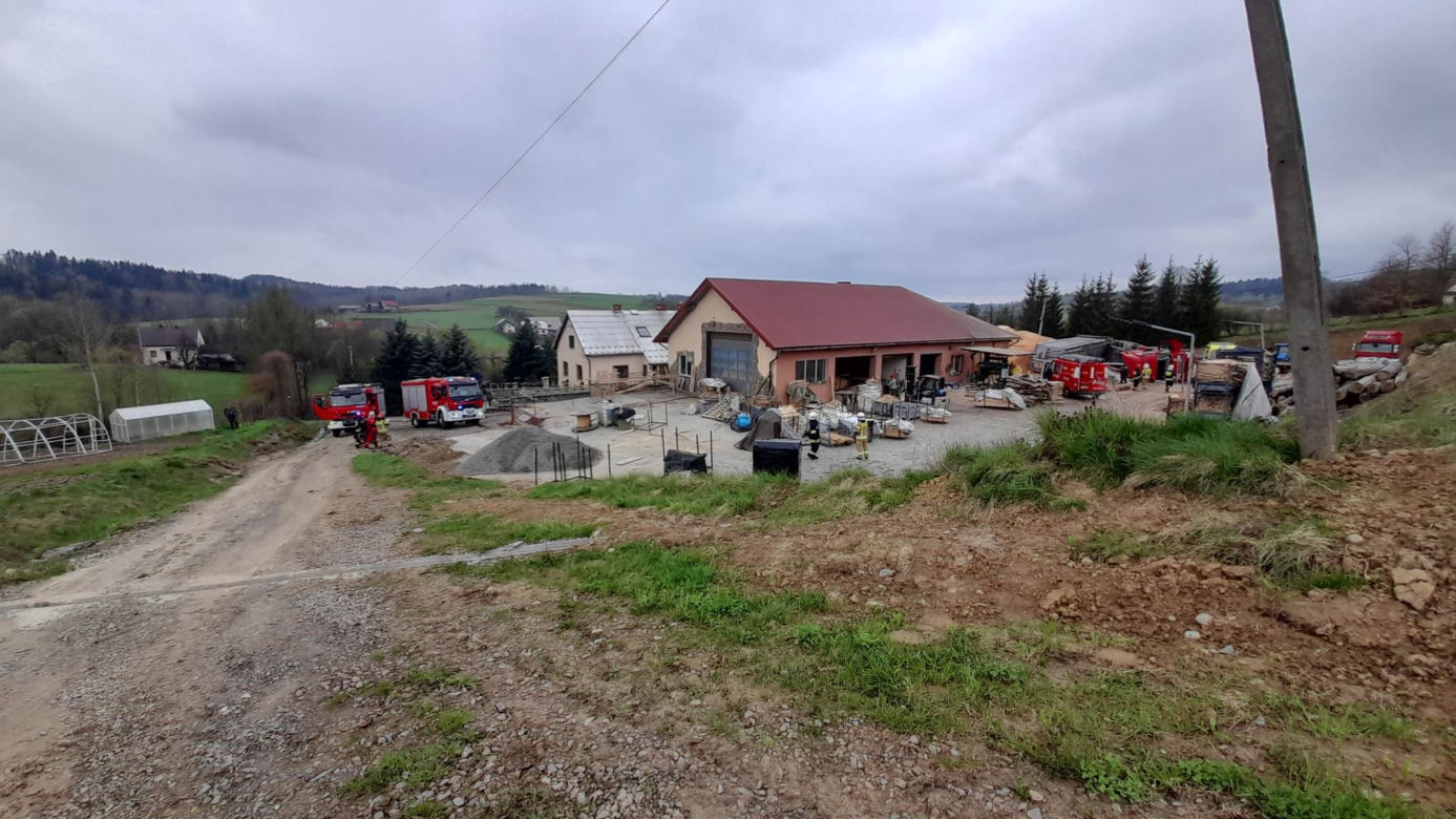 Przewrócona ciężarówka uwięziła kierowcę. Poszkodowanego zabrał śmigłowiec ratowniczy
