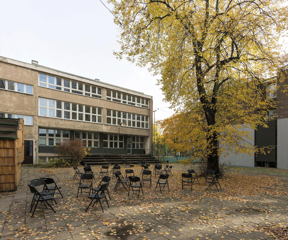 21 | Szkoła przy ul. Emilii Plater w Warszawie. Dawna tysiąclatka proj. Jerzego Baumillera i Jana Zdanowicza stała się dziś centrum kultury. Wciąż aktualne pozostają plany jej wyburzenia