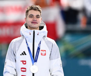 Panczenista Władimir Siemirunnij po biegu na 10 km, który dał mu srebrny medal olimpijski