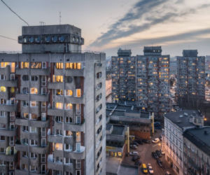Każdy z wieżowców liczy 55 metrów wysokości