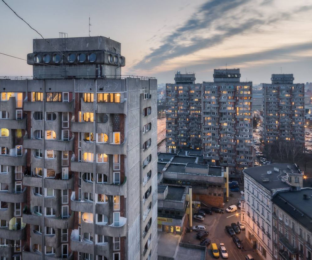 Każdy z wieżowców liczy 55 metrów wysokości