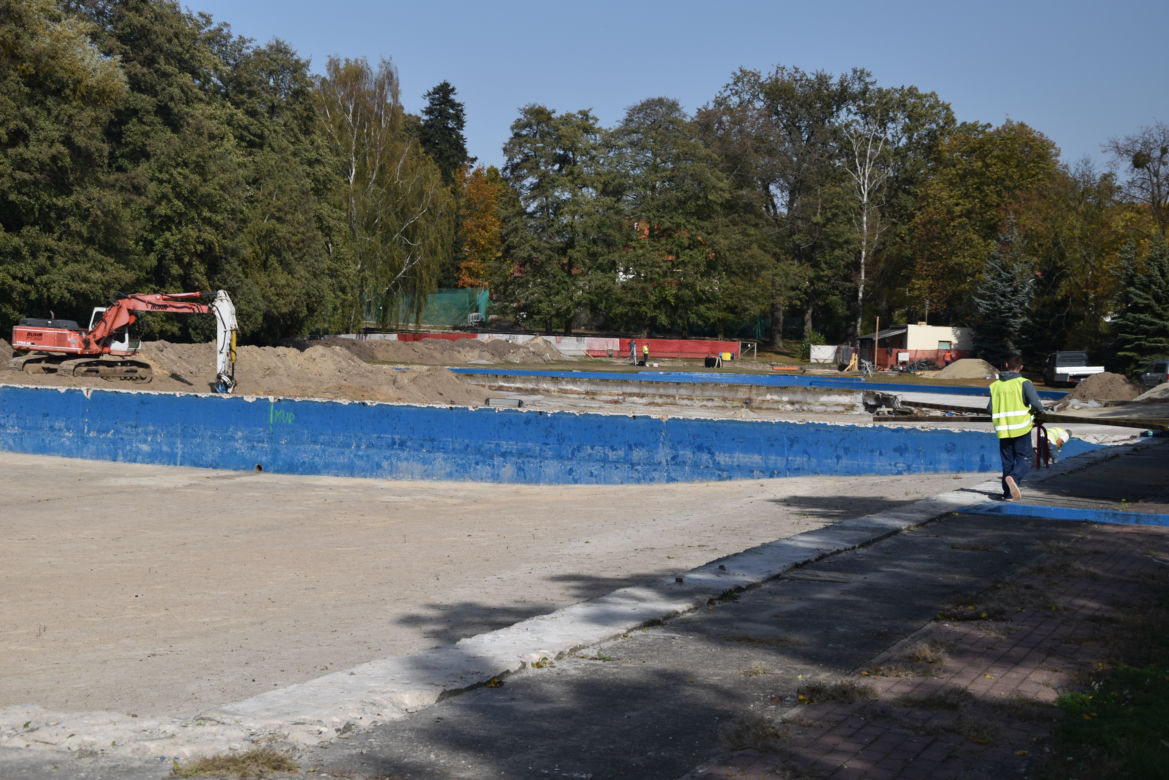 Basen w Obornikach Śląskich już w przebudowie