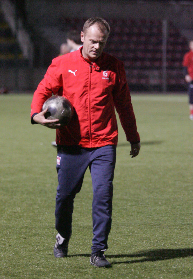 Donald Tusk gra w piłkę