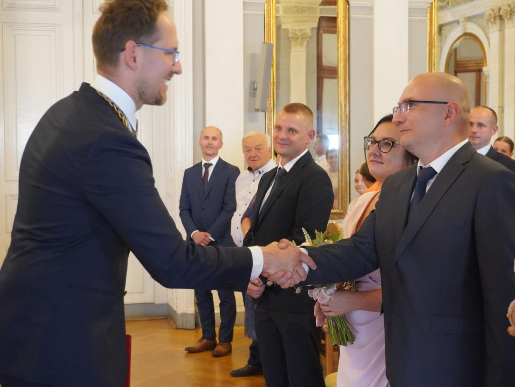 Prezydent Tarnowa udzielił ślubu. Anna i Mariusz powiedzieli sobie „tak” w Sali Lustrzanej