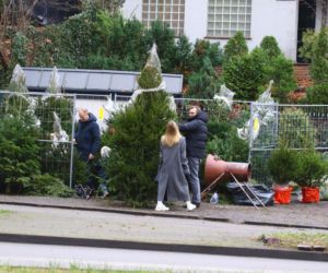 Donald Tusk z zięciem dźwigają gigantyczną choinkę. A za nimi drepcze Kasia z drugą. Wnusie premiera jak księżniczki