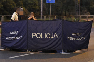 Samochód wjechał w ludzi. Dwoje dorosłych reanimowano, wśród rannych dziecko