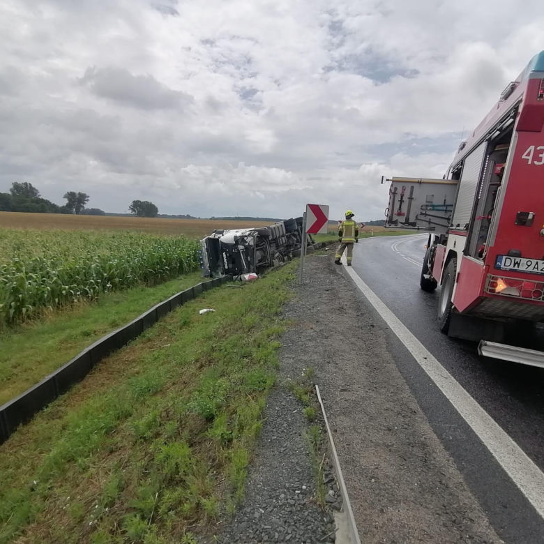 Tragiczny wypadek na DW 323 niedaleko Góry. Nie żyją dwie osoby