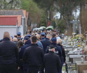 Porwali i skatowali Adriana z Ciechanowa. Bliscy żegnają 23-latka