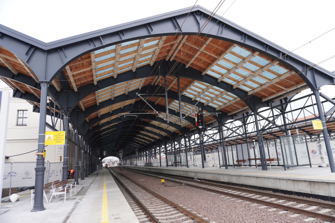 Prace przy dworcu w Białymstoku zmierzają ku końcowi. Zobacz jak wygląda teren obok dworca PKP [ZDJĘCIA]