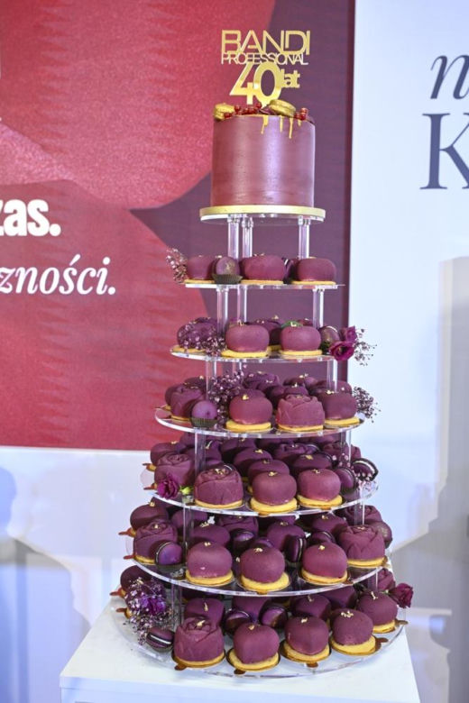 "nieZWYKŁA KOBIETA”