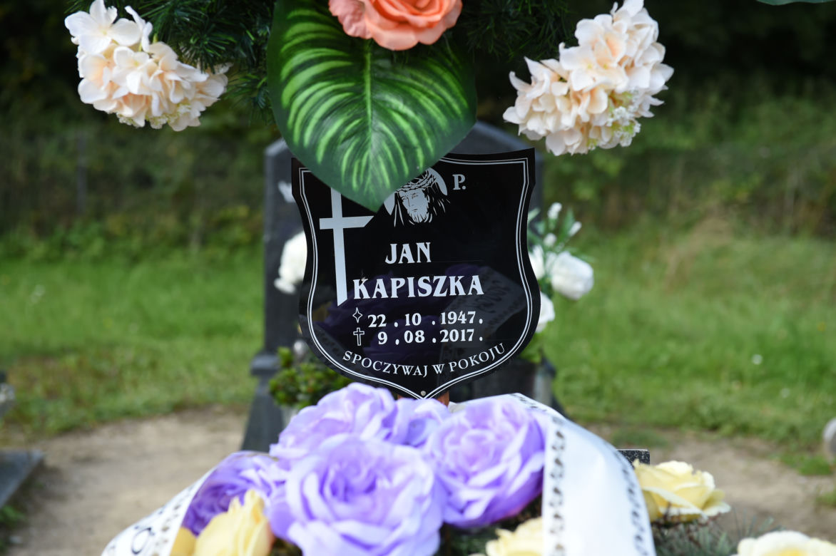 Brat zgnił w trumnie, bo ksiądz nie przyszedł na pogrzeb