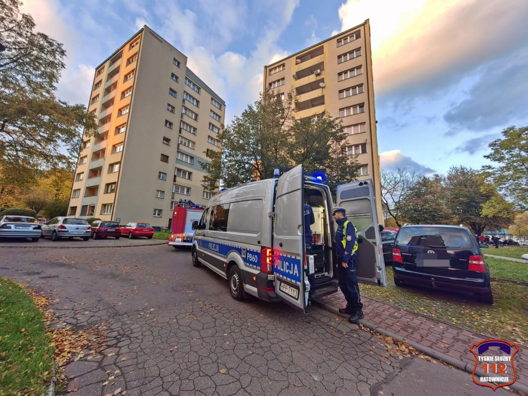 Tragedia w Tychach. 51-letnia kobieta runęła z okna na 9. piętrze bloku. Nie żyje