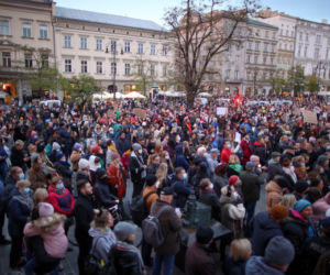 Ani jednej więcej. Kolejny dzień protestów. Ulicami Krakowa przeszedł tłum ludzi [ZDJĘCIA]