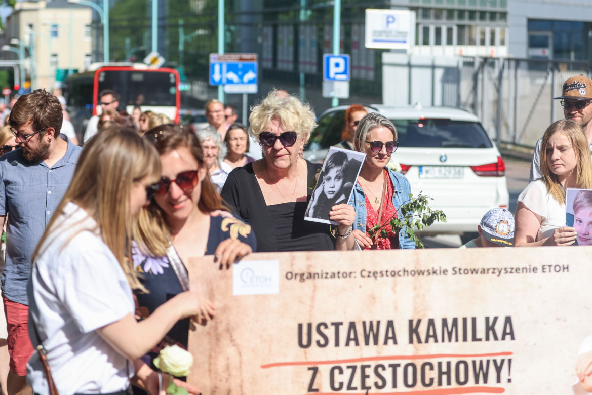 Biały Marsz dla Kamilka. Mieszkańcy Częstochowy przynieśli białe róże