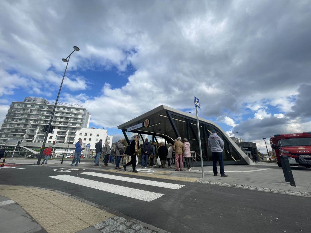 Metro na Bródnie wkrótce otwarte! Wielkie emocje, mieszkańcy tłoczą się przy wejściu