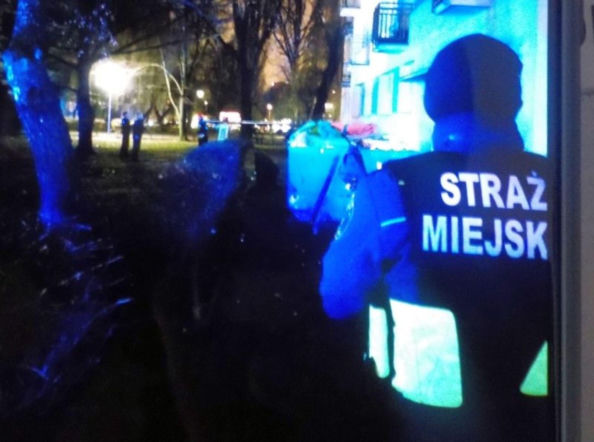 Leżała na trawniku przy ruchliwej ulicy w Warszawie. Powtarzała: „Zimno, boli. Co przydarzyło się 30-latce?