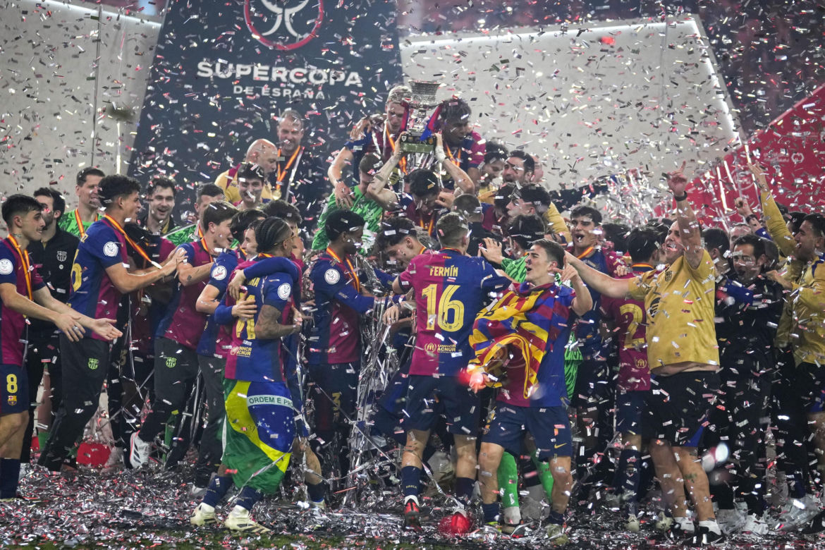 Tak Barcelona cieszy się z Superpucharu Hiszpanii