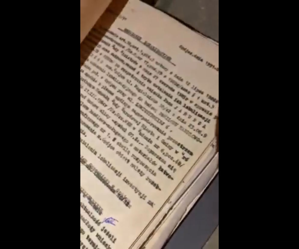 dokumenty w śmietniku