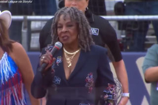 To wykonanie hymnu USA stało się viralem. Kim jest Martha Reeves i jak tłumaczy się z wpadki?
