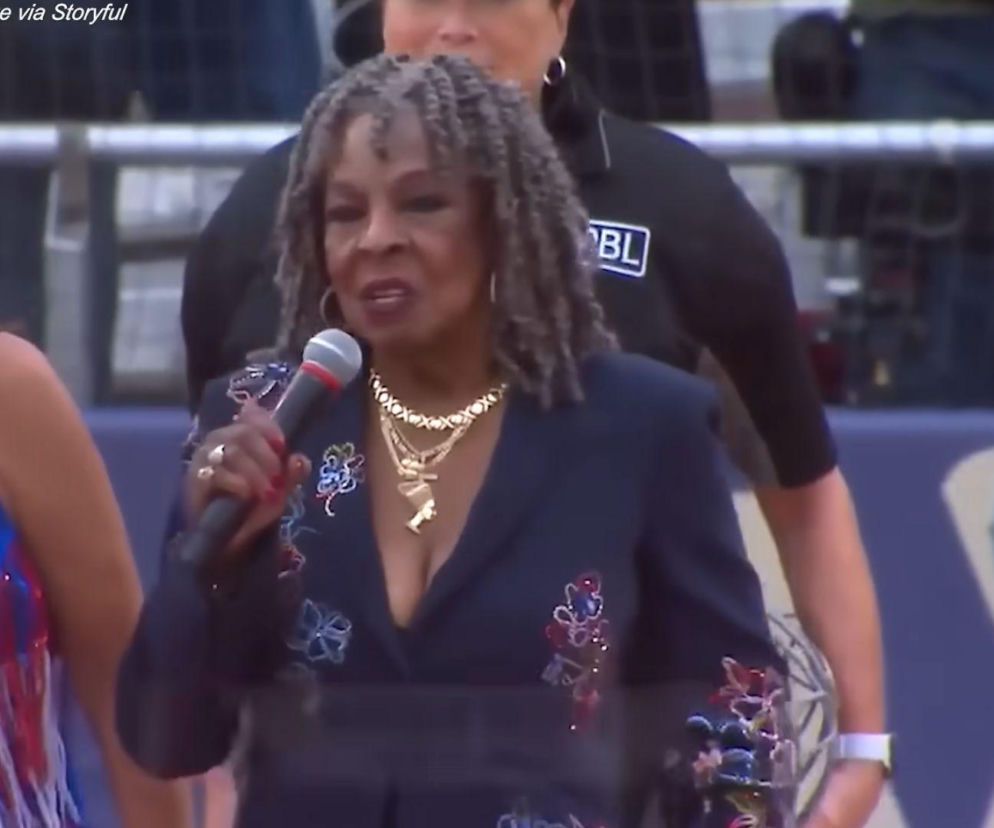 Piosenkarka Martha Reeves śpiewa do mikrofonu na boisku. O jej głośnym występie przeczytasz w serwisie Eska.