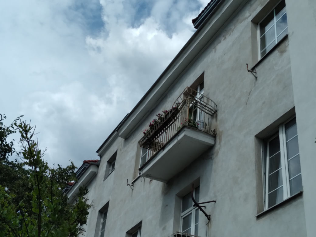 Zdeformowana balustrada balkonu przy Powsińskiej