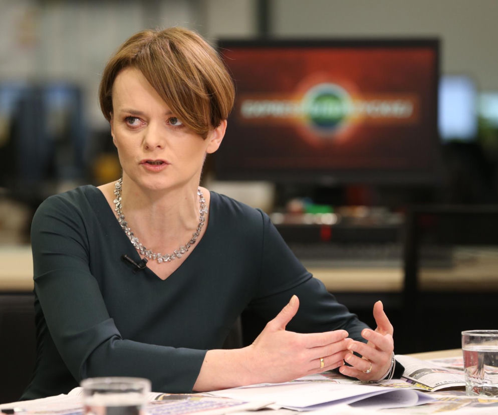 Jadwiga Emilewicz gestykuluje podczas rozmowy. O jej ostrzeżeniach przed cenami prądu przeczytasz na SE Superbiz.