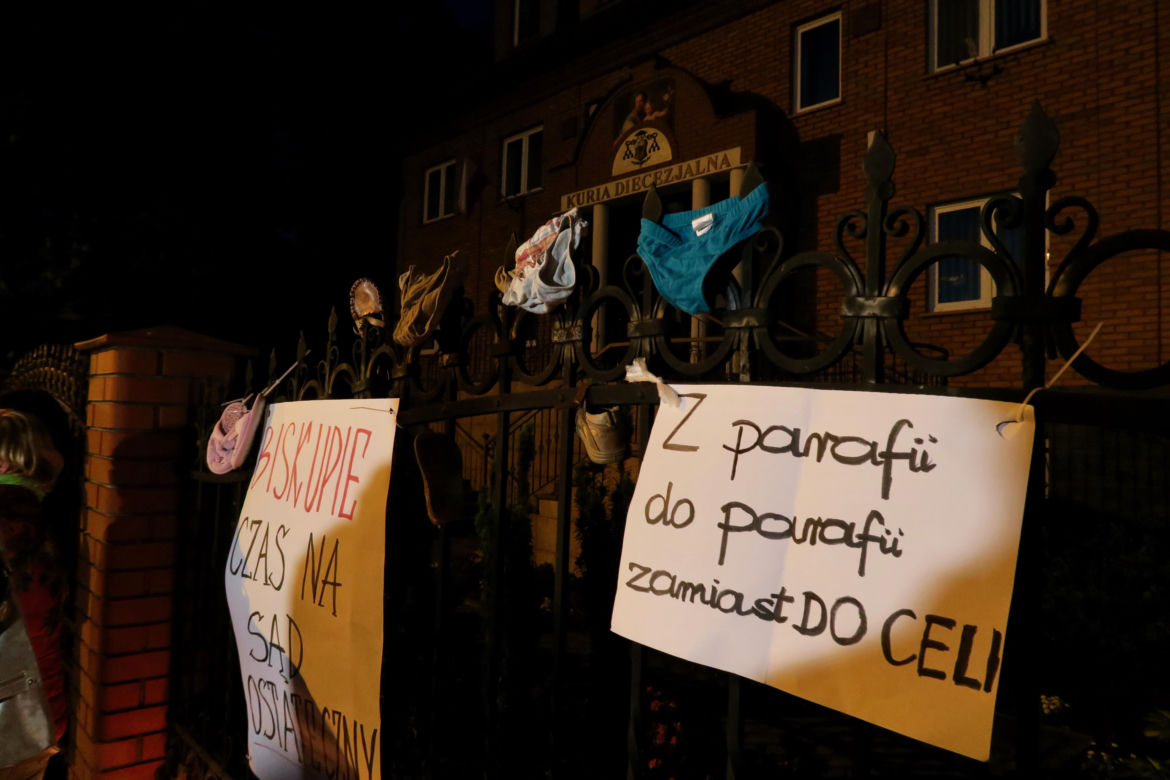 17 maja odbyłą się manifestacja przed kaliską kurią diecezjalną. Kaliszanie oburzeni zachowaniem biskupa Janiaka