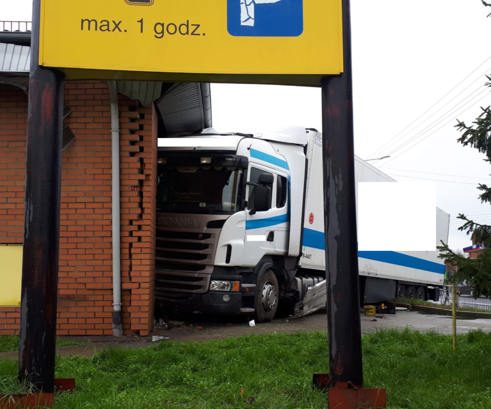 Groźne zdarzenie w centrum Wschowy. Tir wjechał w budynek marketu