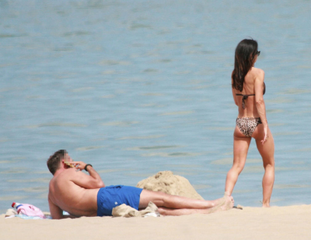 Marta Kaczyńska z mężem na plaży
