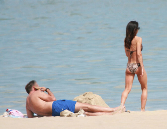 Marta Kaczyńska z mężem na plaży
