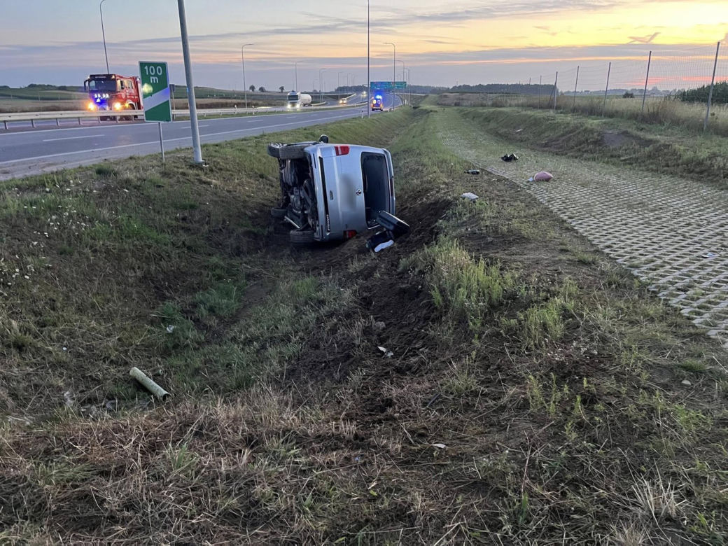 Poważny wypadek pod Łomżą. Bus wypadł z drogi. Wielu poszkodowanych