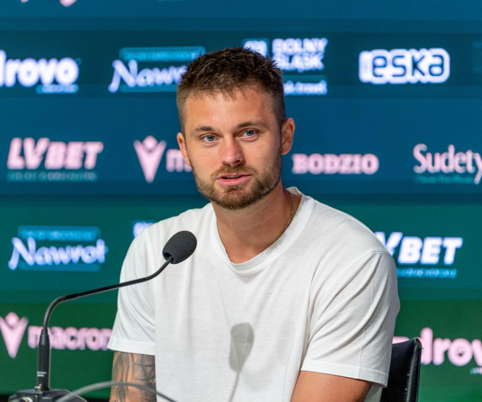 Karol Linetty podczas konferencji prasowej na tle logotypów sponsorów. O transferze do Śląska czytaj na SE Supersport.