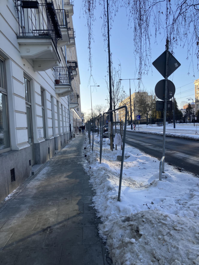 Tramwaj wzdłuż ul. Rakowieckiej w Warszawie w styczniu 2026