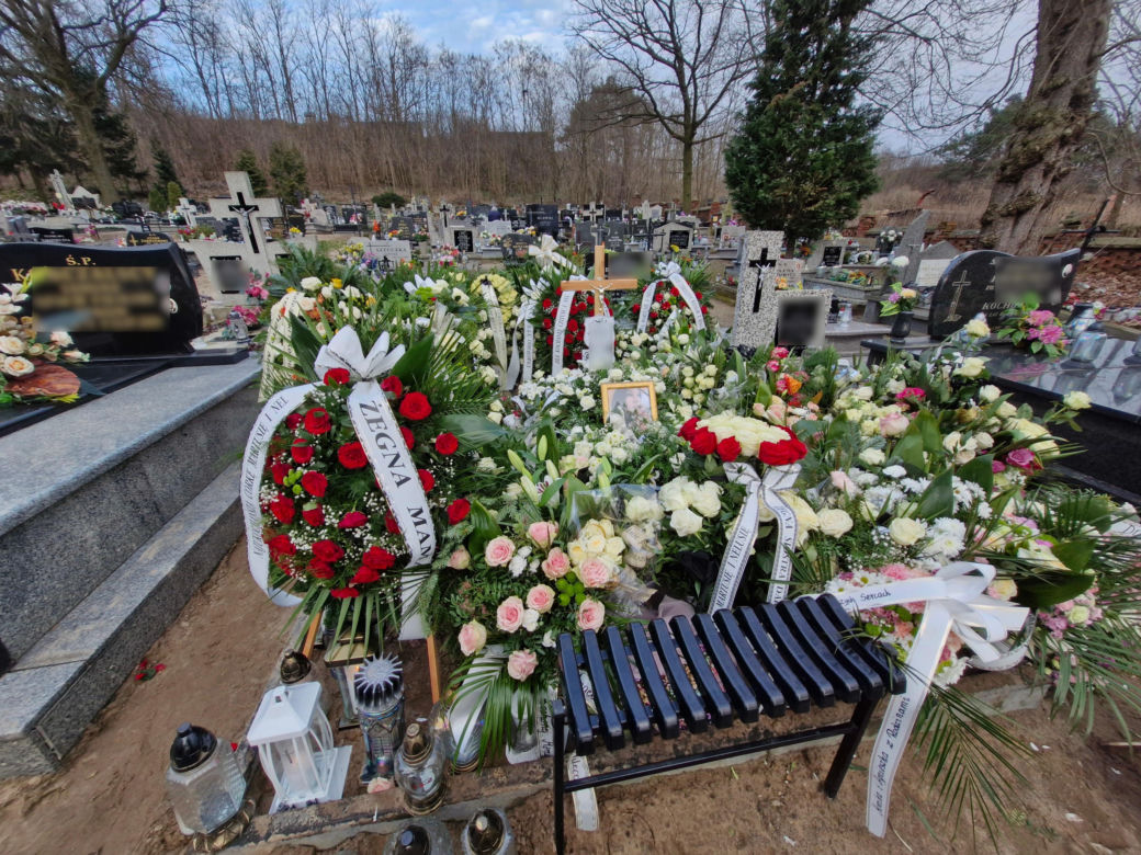 Morze kwiatów na grobie Marty i Nel. 34-latka w zaawansowanej ciąży zmarła w tajemniczych okolicznościach