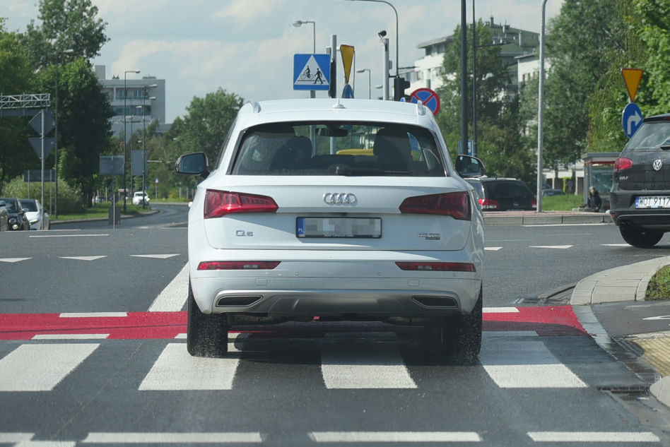 Kasi puszczają nerwy. Cichopek nie widzi jak łamie przepisy ruchu drogowego