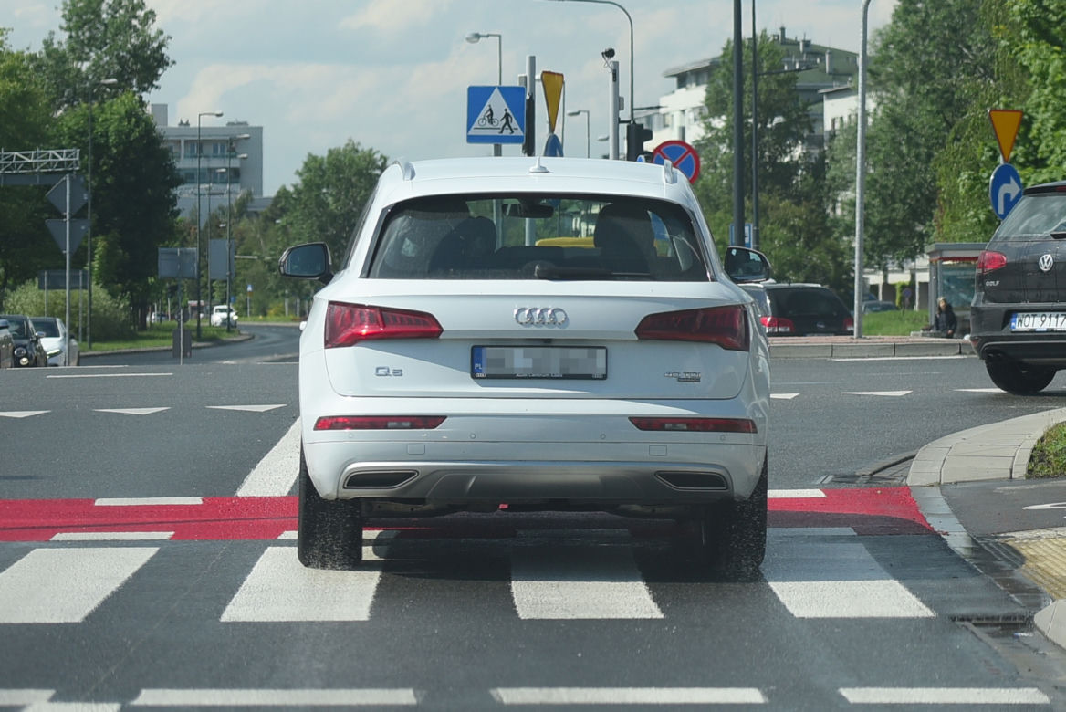 Kasi puszczają nerwy. Cichopek nie widzi jak łamie przepisy ruchu drogowego