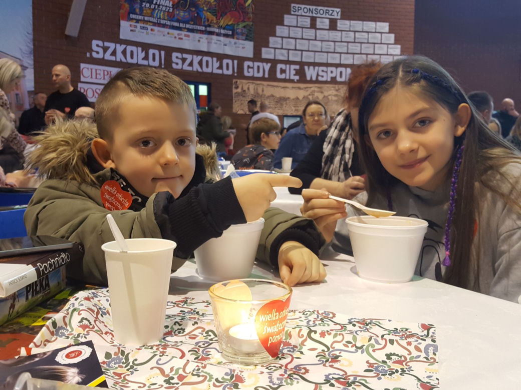 Grali dla WOŚP w szkole i przed nią. Festyn Rodzinny w Szkole Podstawowej nr 13 w Lesznie