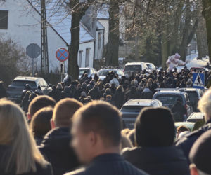 Kolorowe kwiaty okryły trumnę Anity. Wzruszające słowa księdza. Każdy z nas chciałby mieć taki pogrzeb